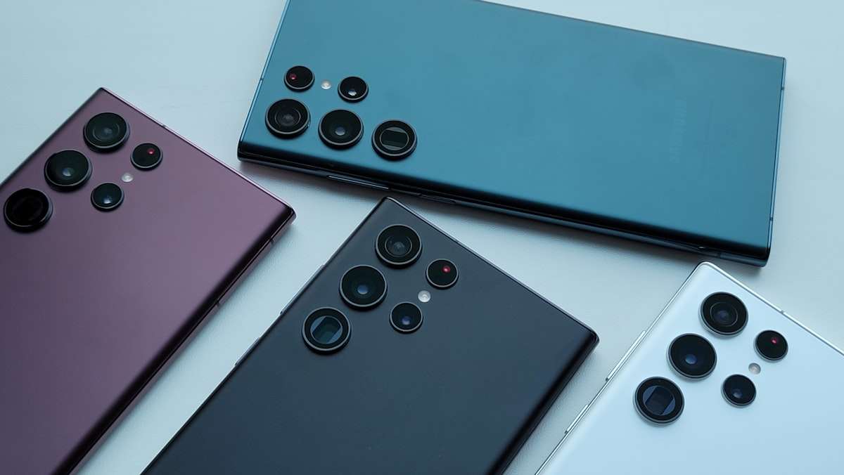 Cuatro smartphones Samsung Galaxy S25 Ultra en diferentes colores