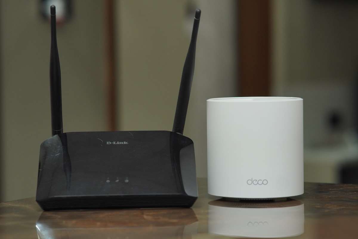 Router TP-Link y dispositivo Deco para smart home